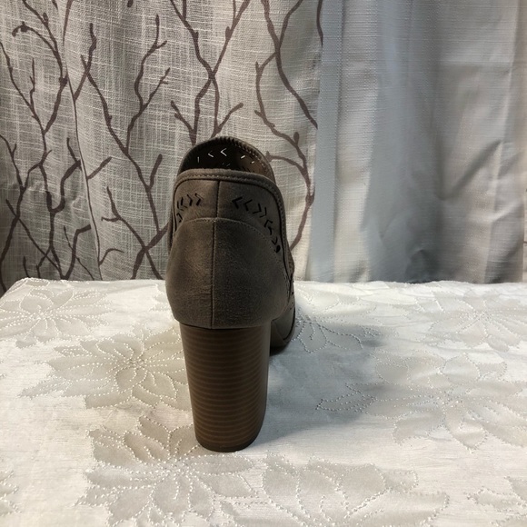 Fervid, size 10, grayish/tan cut out ankle boot. - Picture 5 of 5